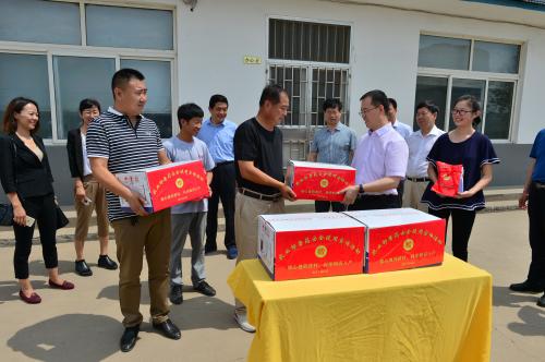 图为农业部兽医局相关负责人向当地养殖户送“放心兽药”。 图为农业部兽医局相关负责人向当地养殖户送“放心兽药”。